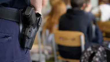 Policjanci w krakowskiej szkole. Padło pytanie o drogę do zabawy