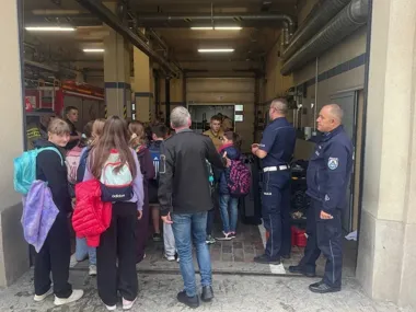 Młodzi rowerzyści trafili do strażackiej sali - krakowska policja szkoli dzieci
