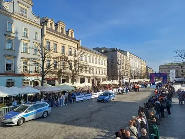 Kraków pod policyjną kontrolą - bieg i kibice w jednym weekendzie